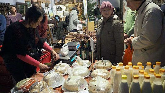 EkoBazar przy ul. Lubartowskiej 77. Były miody, kozie mleko, sery