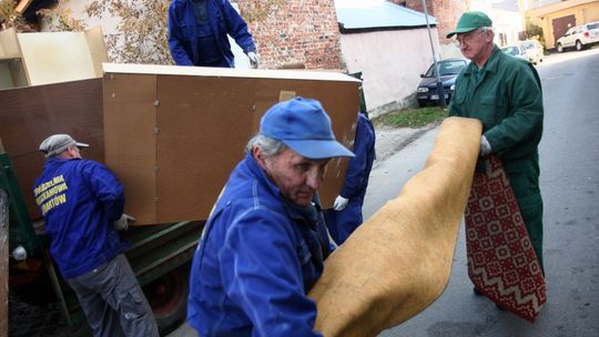 Eksmitowali rodzinę z bloku w Lubartowie. Nie płaciła czynszu (wideo)