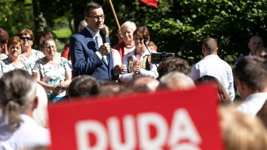 Eksperci: Latem wirus rozlał się na całą Polskę. Wtedy premier w Lubelskiem mówił, że „nie ma się czego bać”