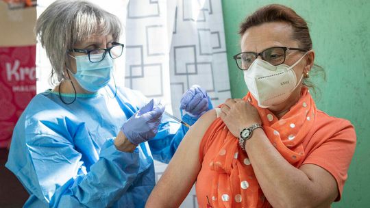 Eksperci: Odporność u ozdrowieńców utrzymuje się długo, a szczepienie je wzmacnia