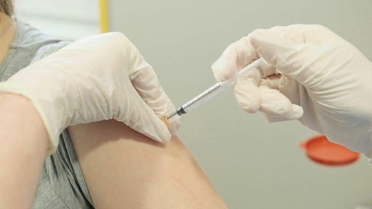 Eksperci: Szczepionki Pfizera i Moderny skuteczne przeciwko nowym wariantom koronawirusa