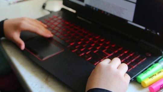 Ekspert: Coraz więcej dzieci ma problemy zdrowotne związane z nauczaniem zdalnym