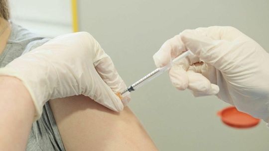 Ekspert: Druga dawka szczepionki chroni nie tylko przed ciężkim przebiegiem choroby