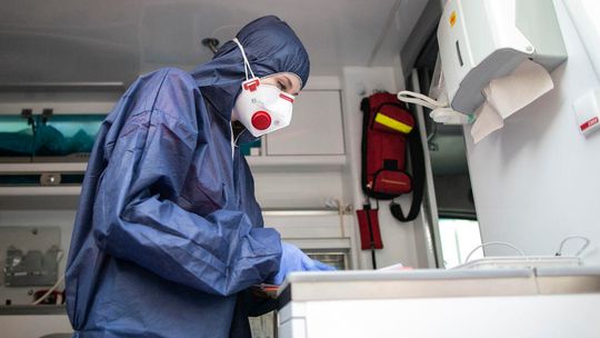 Ekspert: Dzienna liczba zachorowań od 4 dni powoli się stabilizuje. Nie oznacza to sukcesu