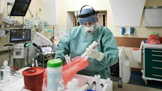 Ekspert: Koniec pandemii nie oznacza końca koronawirusa SARS-CoV-2