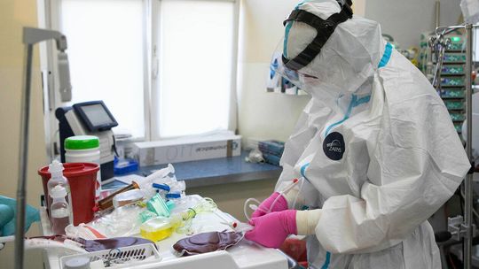 Ekspert: Liczba nowych zakażeń koronawirusem spada, ale epidemia nadal się tli