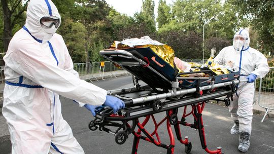 Ekspert: liczba przypadków COVID-19 spada w normalnym tempie; zasady sanitarne "działają"