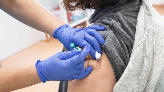 Ekspert: Nie bójcie się trzeciej dawki szczepionki przeciw COVID-19