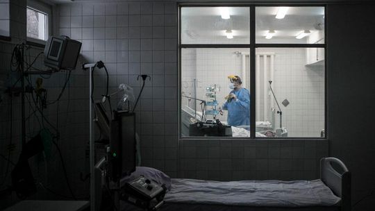 Ekspert: Nie kontrolujemy już nowych zakażeń koronawirusem