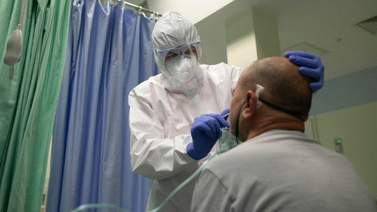 Ekspert: Notujemy stały spadek zakażeń koronawirusem, chorują głównie seniorzy