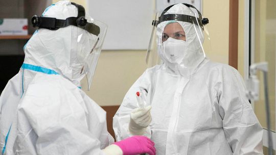 Ekspert: Pandemia trwa i nic nie wskazuje na to, by miała się zakończyć