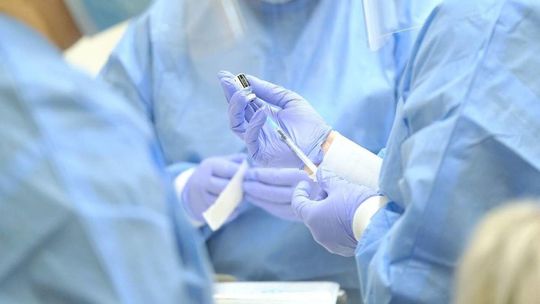 Ekspert: po 2. dawce szczepionki poziom przeciwciał dużo wyższy niż u osób, które chorowały na COVID-19