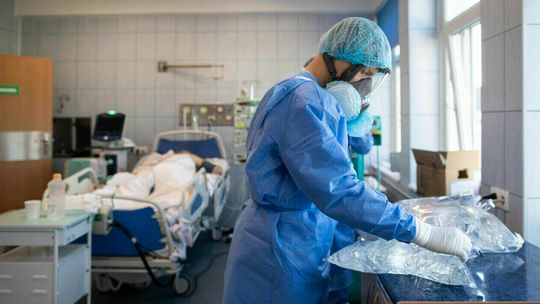 Ekspert: Pomimo wzrostu zakażeń na COVID-19, ludzie chorują łagodniej