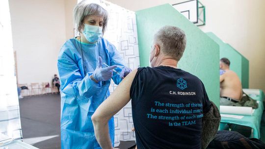 Ekspert: Powinniśmy rozpocząć dyskusję na temat paszportu covidowego