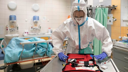 Ekspert: poziom przeciwciał po przechorowaniu COVID-19 spada, ale to nie znaczy, że tracimy odporność