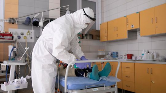 Ekspert: spotkania rodzinne i wyjazdy do odległej części kraju ograniczmy do minimum