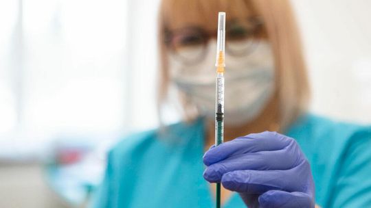 Ekspert: Szczepienie jest środkiem ratującym życie, również gospodarcze i społeczne