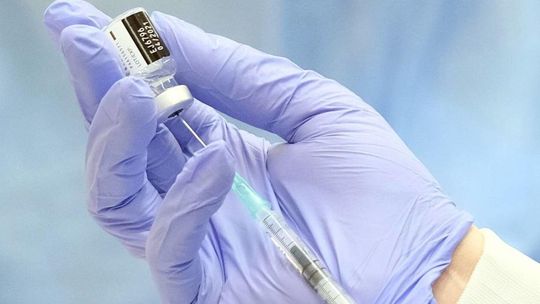 Ekspert: szczepionki przeciwko COVID-19 bezpieczne dla osób z chorobami współistniejącymi