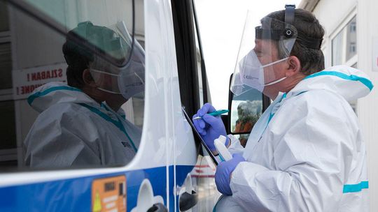 Ekspert: Tracimy trochę kontrolę nad COVID-19. Zarażają głównie dzieci