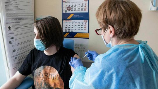 Ekspert: W pełni zaszczepionych jest za mało, aby powstrzymać czwartą falę