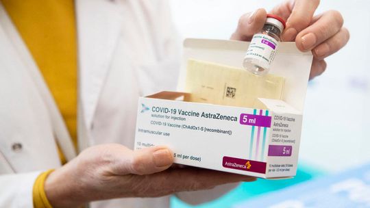 Ekspert: Wstrzymanie szczepień preparatem AstryZeneki byłoby niekorzystne