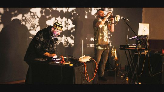 Eksperymentalnie granie w Księgarni Dosłownej. Człowiek z Maszyną