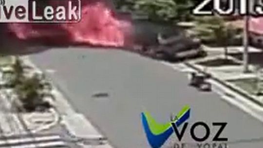 Eksplodował jadący samochód. Nie żyje dwoje pasażerów (wideo)