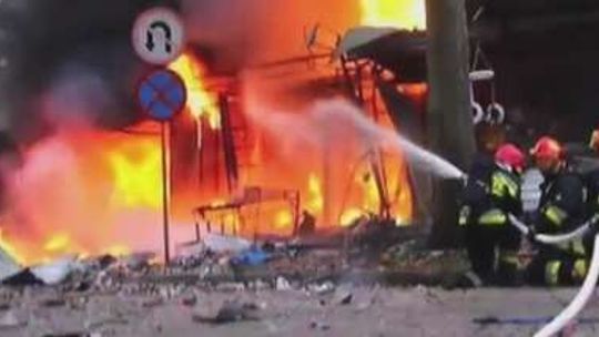 Eksplozja i pożar na stoisku z fajerwerkami (wideo)