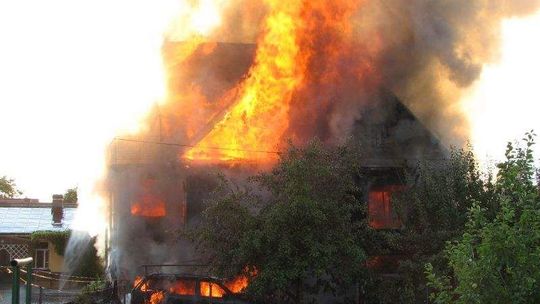 Eksplozja w domu jednorodzinnym. 30 strażaków walczyło z ogniem (zdjęcia)