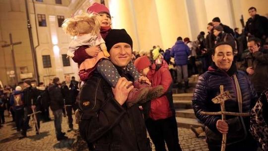 Ekstremalna Droga Krzyżowa: Nawet 2 tys. osób. Jedni okrążą zalew, inni dotrą do Wąwolnicy (zdjęcia)