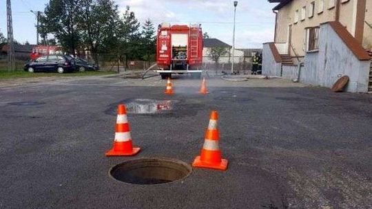 Ekstremalnie trudna akcja straży pożarnej w podziemnym magazynie. Tli się miał węglowy