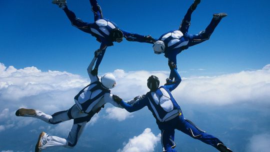 Ekstremalny prezent: Jak zaskoczyć miłośnika sportów ekstremalnych?