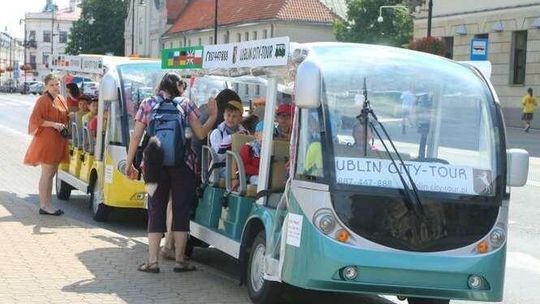 Elektryczne busy z turystami nie wjadą ani na deptak, ani na Stare Miasto