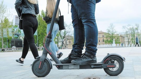 Elektryczne hulajnogi do wypożyczania wjeżdżają do miast. Co z Lublinem?