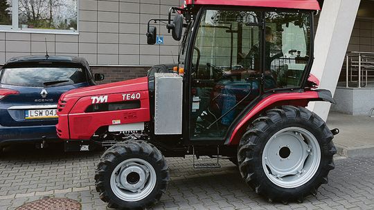 Elektryczny ciągnik daje radę? Wyjechał z Uniwersytetu Przyrodniczego w Lublinie