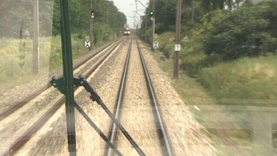\"Elf\" pędzi jak błyskawica. 150 km/h na trasie Poznań-Gniezno (wideo)