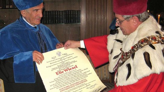 Elie Wiesel otrzymuje doktorat honoris causa Uniwersytetu Warszawskiego