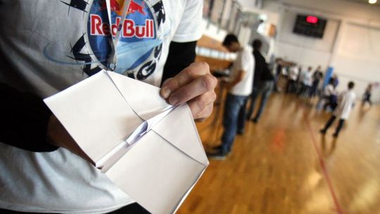 Eliminacje w zawodach samolotów z papieru (zdjęcia)