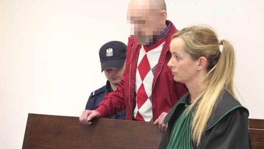 Emeryt zadał kilka ciosów nożem współlokatorowi. Poszło m.in. o zbyt głośne słuchanie muzyki