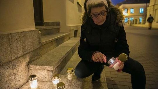 Emerytki zapaliły znicze przed biurem senatora PiS. Dostały wezwanie na policję