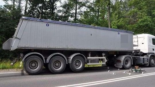 Emilcin: 19-latka na rowerze potrącona przez ciężarówkę