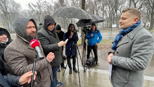 Emocje pod KUL. Działacze PiS przyszli bronić Przemysława Czarnka