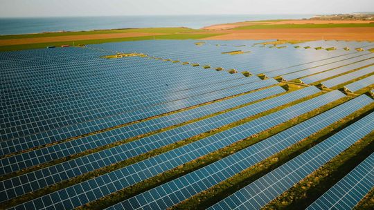 Energetyka odnawialna a zmiany klimatyczne. Rola farm fotowoltaicznych w walce z globalnym ociepleniem