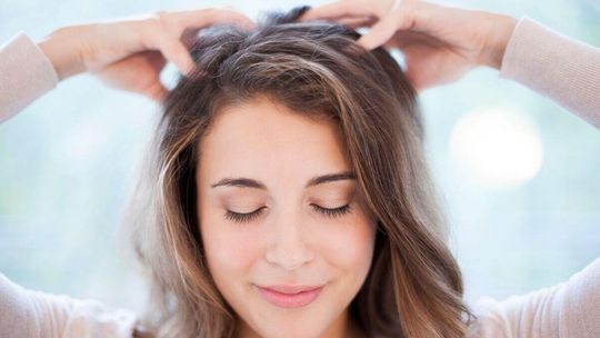 Enzymatyczny peeling do skóry głowy – trychologiczny produkt, który przywróci zdrowie Twoim włosom