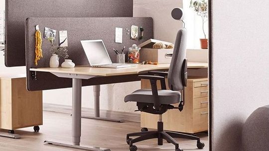 Ergonomia w biurze – jak wyposażenie stanowiska pracy wpływa na poprawę jej efektywności