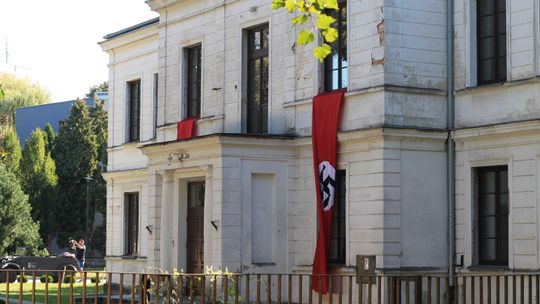 Esesmani na ulicach, swastyki na budynku w Puławach [zdjęcia]