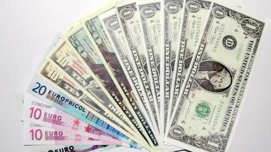 Euro i dolary... z drukarki. Pokazał je podczas odprawy