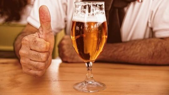 Europa łagodzi koronawirusowe restrykcje. W niektórych rejonach lokale otwarte tylko dla zaszczepionych