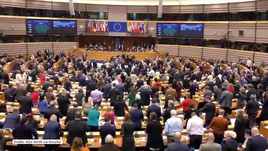 Europarlament przyjął umowę o brexicie. Deputowani odśpiewali pożegnalną pieśń