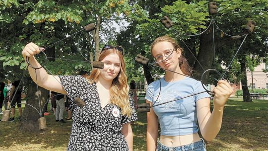 Europejska Konwencja Żonglerska: Dziewczyny z wachlarzem ognia i 2000 innych cyrkowców